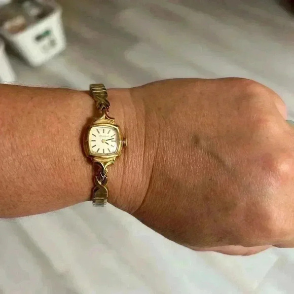 CARAVELLE vintage gold  band woman analog watch 6.5 inches - Picture 1 of 8